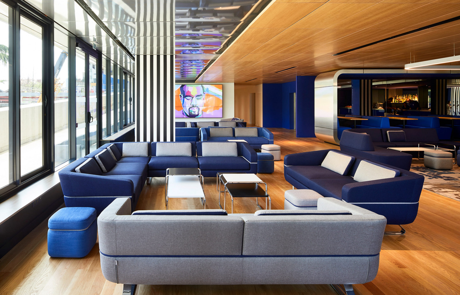 Le Yooma revendique son identité artistique. Dans le lobby, un grand écran affiche une sélection d'œuvres d'art...