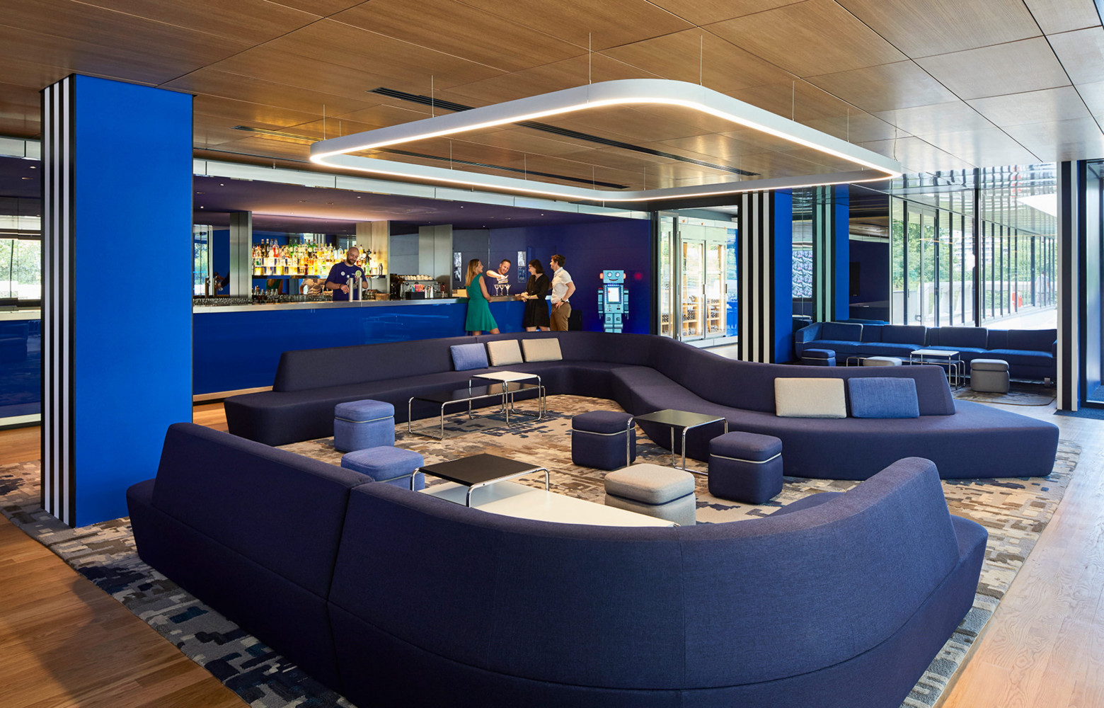 Dans le lobby, le mobilier d'Ora-ïto évoque les courbes seventies des bâtiments de Beaugrenelle. Au fond, un...