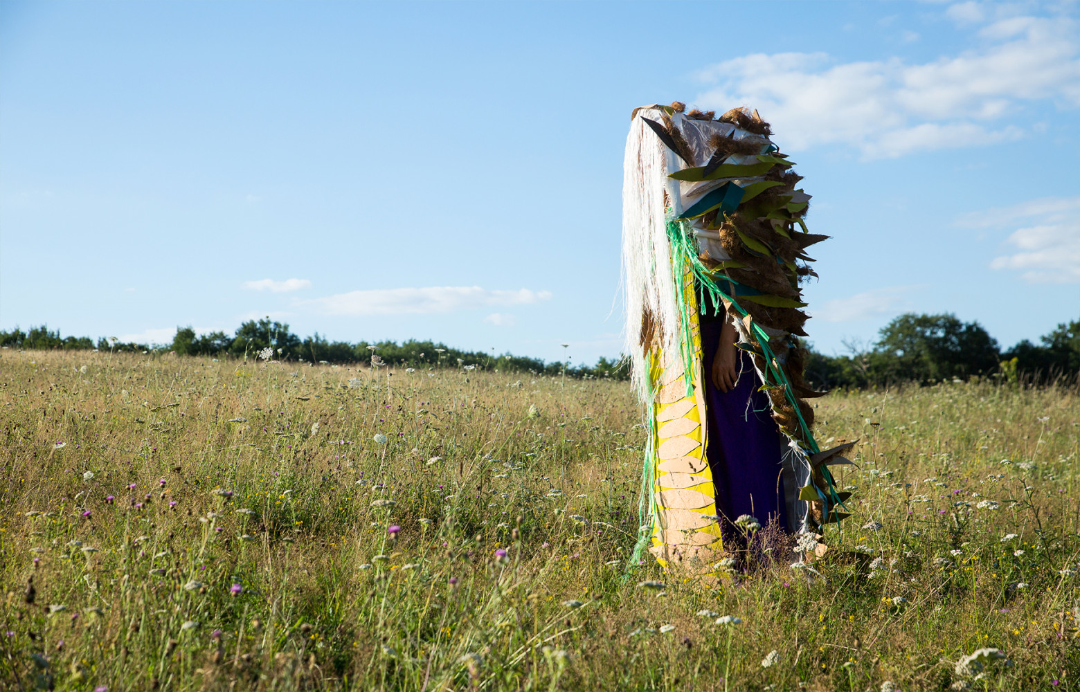 Camouflé dans les champs du domaine de Boisbuchet, le costume s'intégrerait aussi bien dans la nature botswanaise.