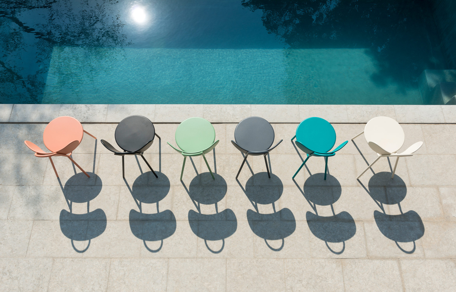Les chaises Swim outdoor et leur palette : rose barbe à papa, bleu lagune, vert ciel vénitien,...