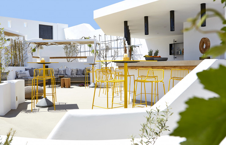 A l’extérieur, chaises de bar Nolita et tables Concrete assument le jaune.