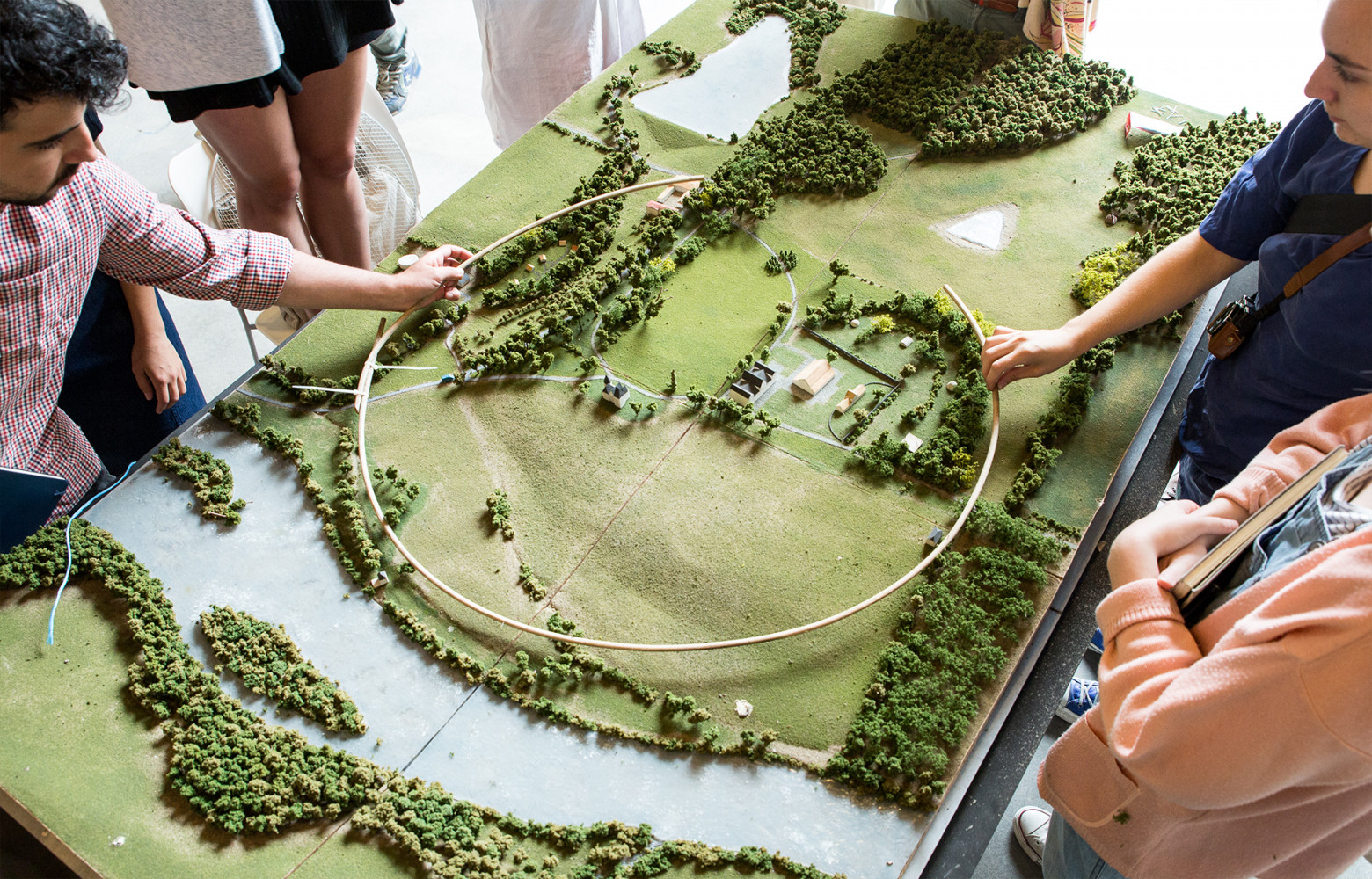 Par la création de cette maquette, l'atelier peut avoir une vision d'ensemble du domaine de Boisbuchet. La...