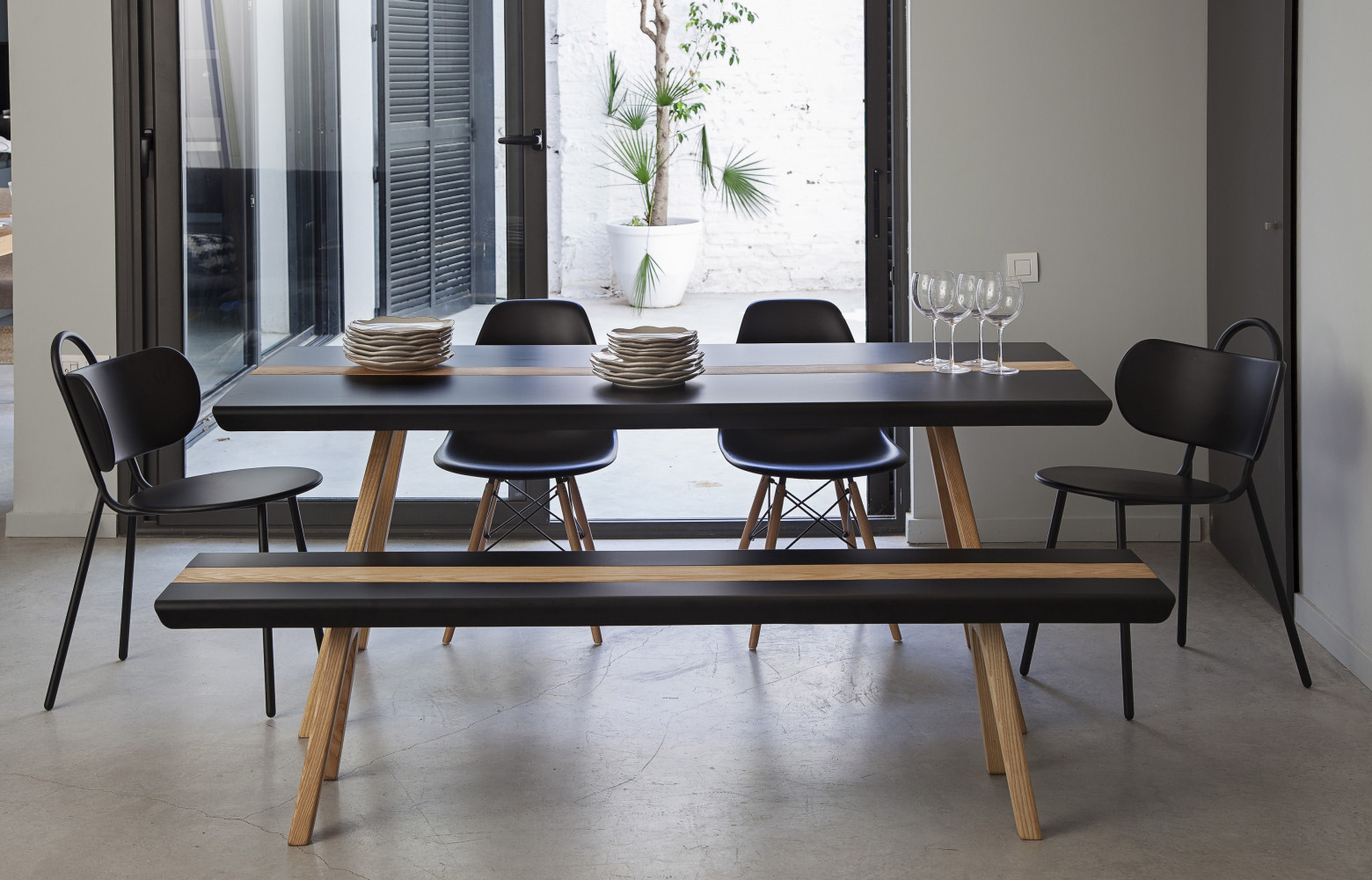 Table et banc Gull du designer fan de surf Joran Briand (880 € et 185 €).