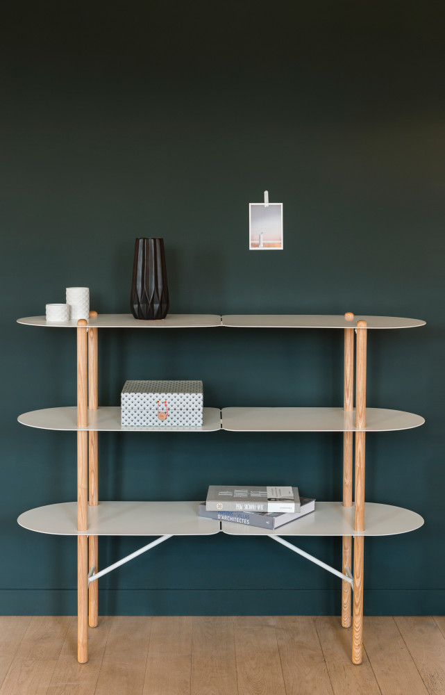 L'étagère Amaryllis marie subtilement bois et métal (390 €).
