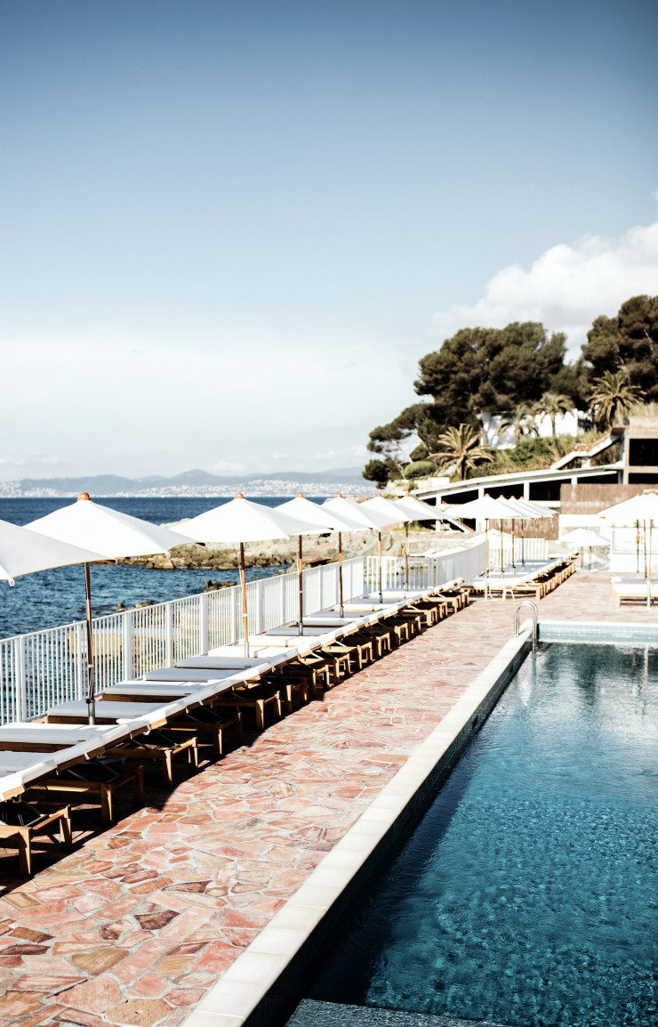L’hôtel des Roches Rouges dispose de deux piscines, dont un grand bassin naturel d’eau de mer.