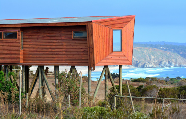 Pour les terrains en retrait de la falaise, disposant par conséquent d’une vue moins grandiose, le cabinet d’architecture Whale! propose de surélever les édifices au moyen de pilotis, une idée inspirée des maisons traditionnelles de l’île côtière de Chiloé.