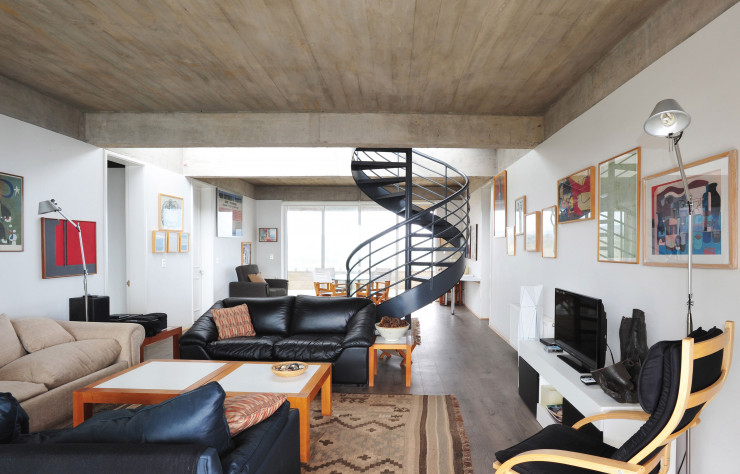 Pour sa maison, l’architecte Victor Gubbins s’est inspiré de la villa Savoye du Corbusier. À l’intérieur, le grand salon traversant est exposé est-ouest pour laisser entrer la lumière.