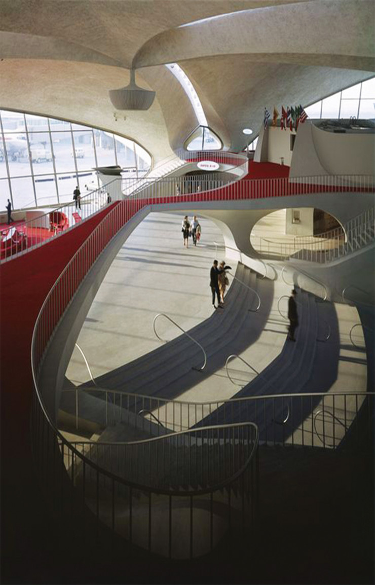 Le hall central du TWA Flight Center, ses lignes ahurissantes et sa mythique moquette rouge.