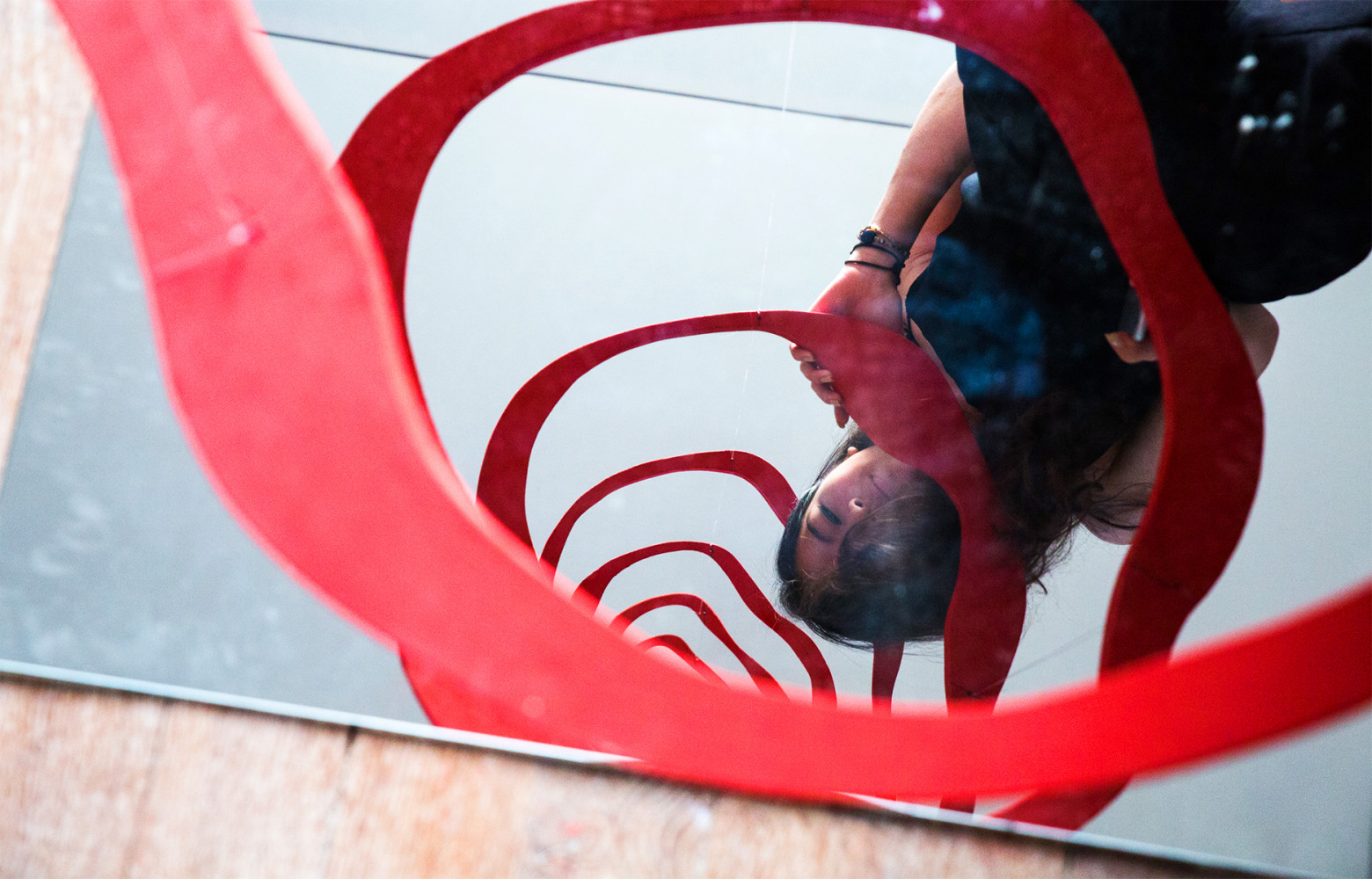 Le résultat : un objet décoratif constitué de cercles rouges qui joue avec la répétition du motif...