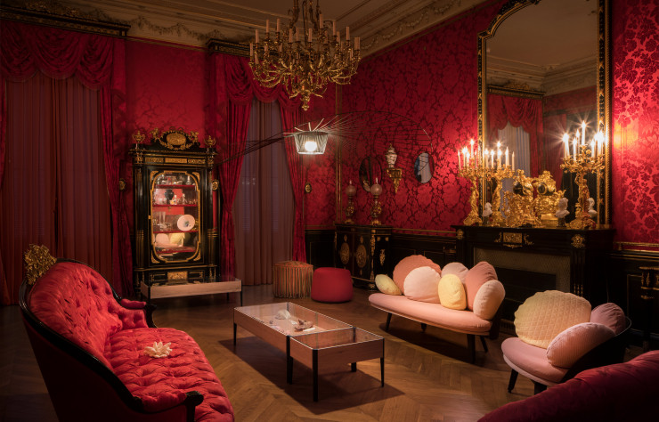 Dans le Salon rouge, les banquettes de Constance Guisset répondent à celles de l’hôtel particulier. Pour écouter leur dialogue, rendez-vous à l’exposition !