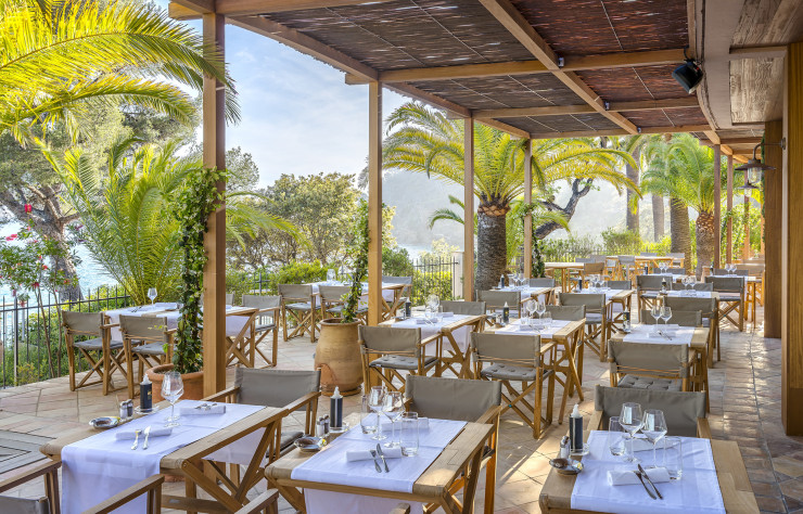 Le restaurant Le Loup de Mer propose une cuisine méditerranéenne qui sublime les saveurs naturelles de la mer et du terroir.
