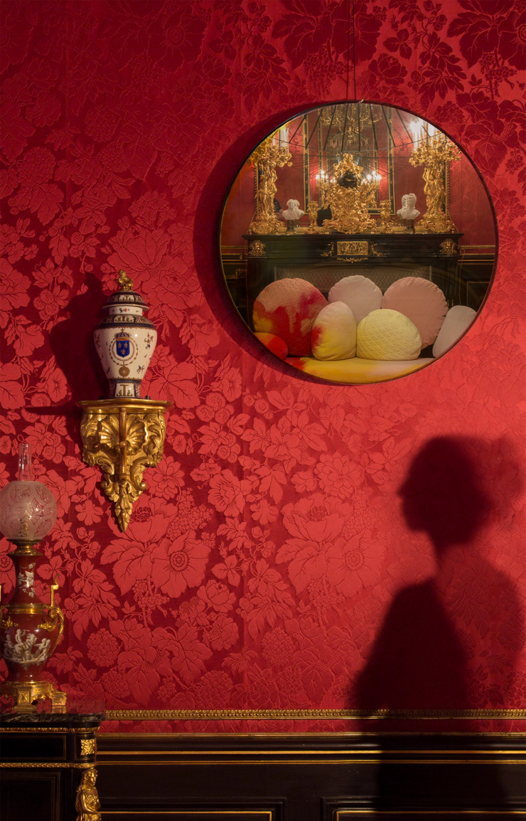 Un miroir du Salon rouge laisse entrevoir le canapé Nubilo (Petite Friture, 2014) et le lustre Vertigo (Petite Friture, 2010).