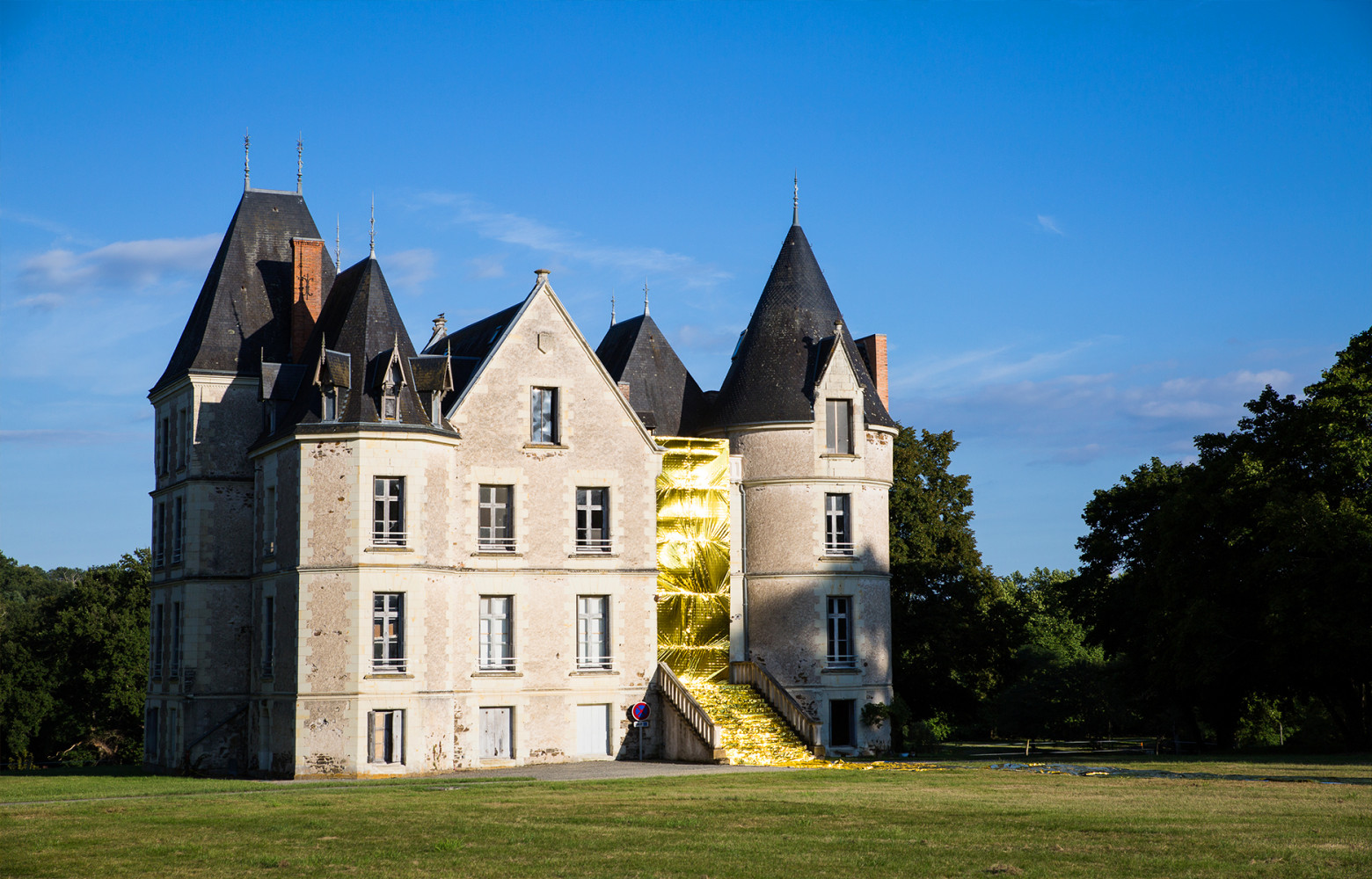 Le résultat final : un château rendu moins conformiste par cette cascade de papier doré.