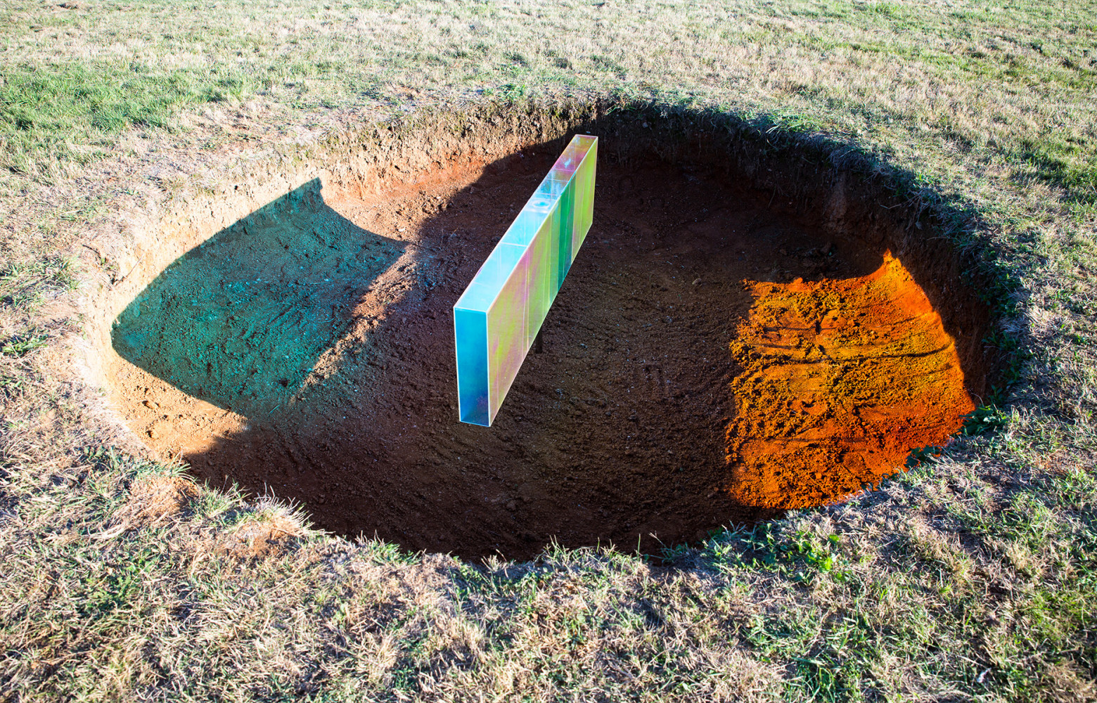 Ce rectangle en acrylique a été recouvert d'un film dichroïque qui projette différentes couleurs selon l'angle de...