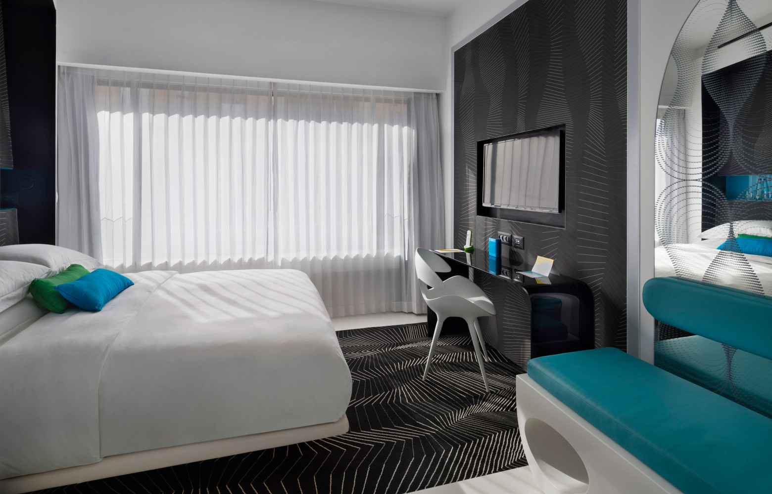 Les chambres reprennent le style graphique de Karim Rashid : couleurs vives sur fond noir et blanc...
