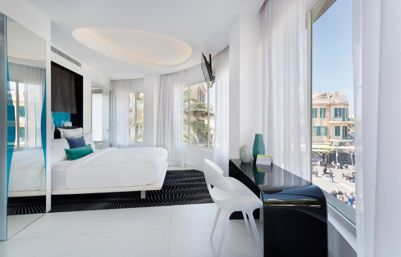 Les chambres avec vue permettent de profiter de l’animation du quartier, un mélange entre ville moderne, dynamique,...