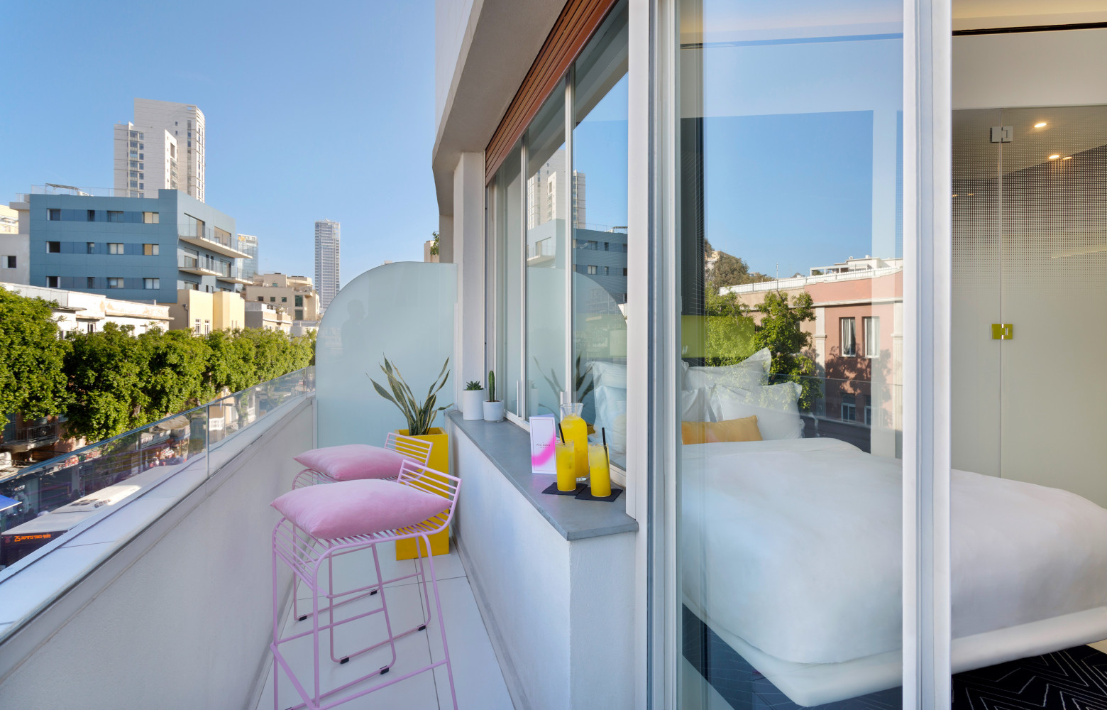 Des balcons privatifs permettent de goûter à la douceur de vivre Israélienne.