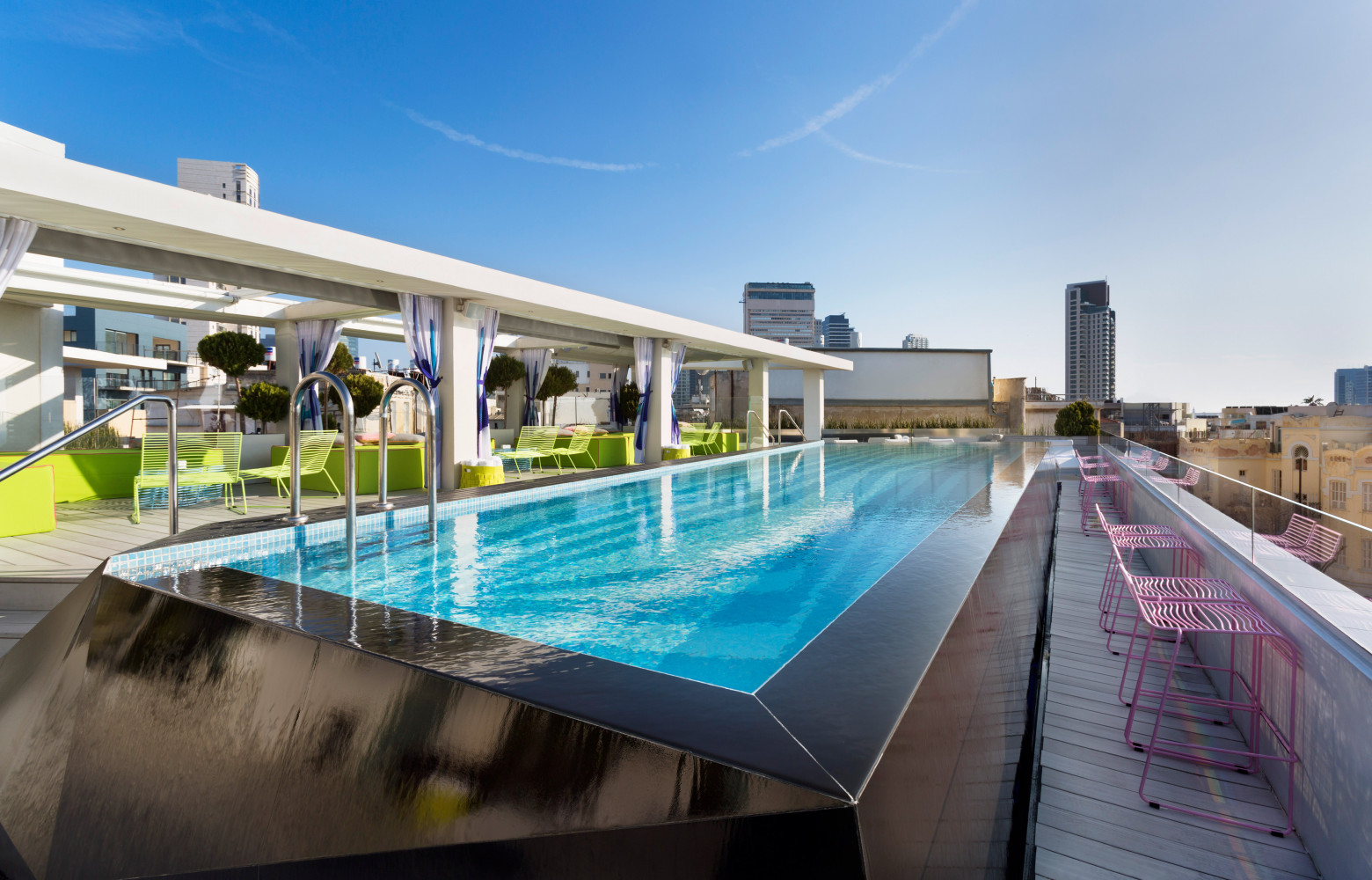 La terrasse panoramique de 600 m2 comprend une piscine à débordement avec vue sur la ville, autour...