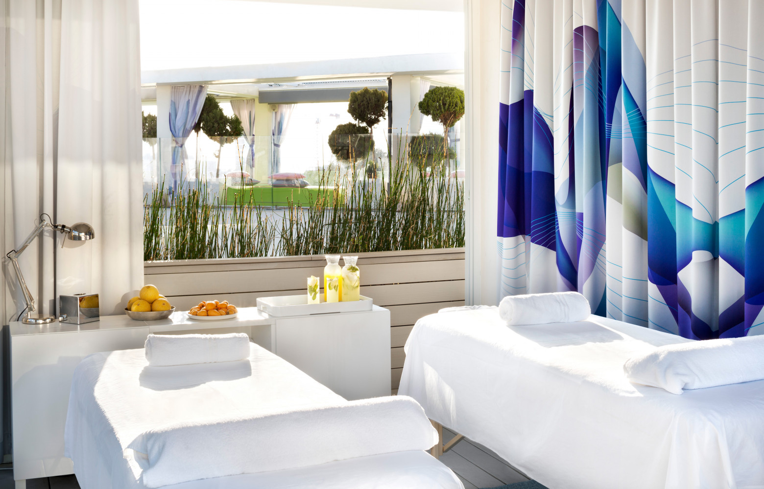 Le spa est situé sur la terrasse et ses grandes baies vitrées permettent de profiter de la...