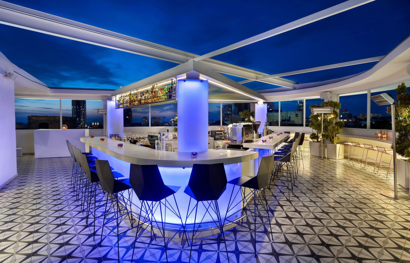 C’est le soir que la terrasse prend tout son sens, pour savourer un cocktail à la belle...