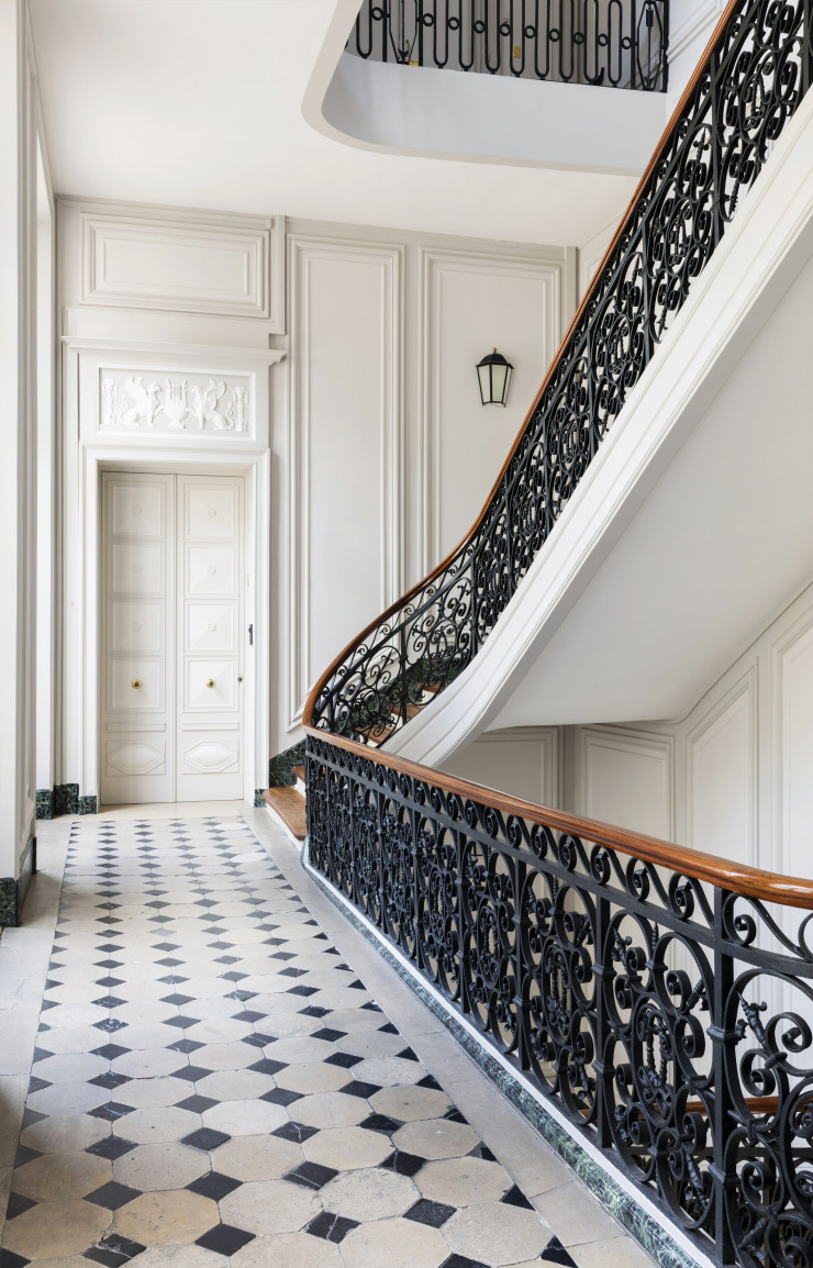 L’escalier de l’hôtel d’Aligre impose sa beauté classique. Plus chaleureux, l’appartement réaménagé par Sophie Dries est situé sous les toits.