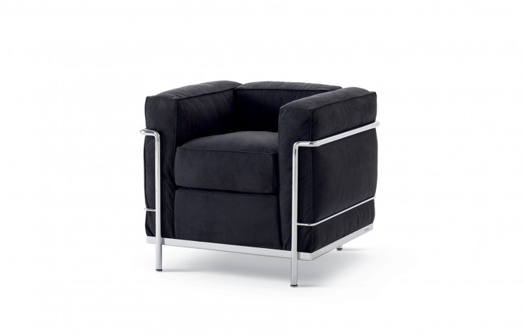 Le fauteuil LC2 (1928) par Le Corbusier, Charlotte Perriand et Pierre Jeanneret. Vendu 4 500 € chez Cassina, on trouve sur le Net des versions au rabais pour 500 €.