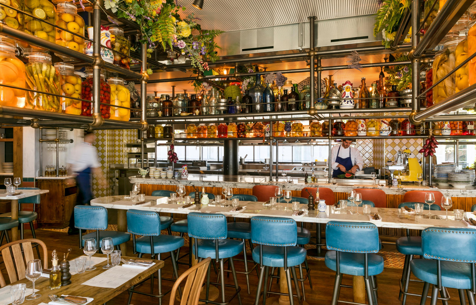 Les grandes tablées contribuent à l'atmosphère chaleureuse.