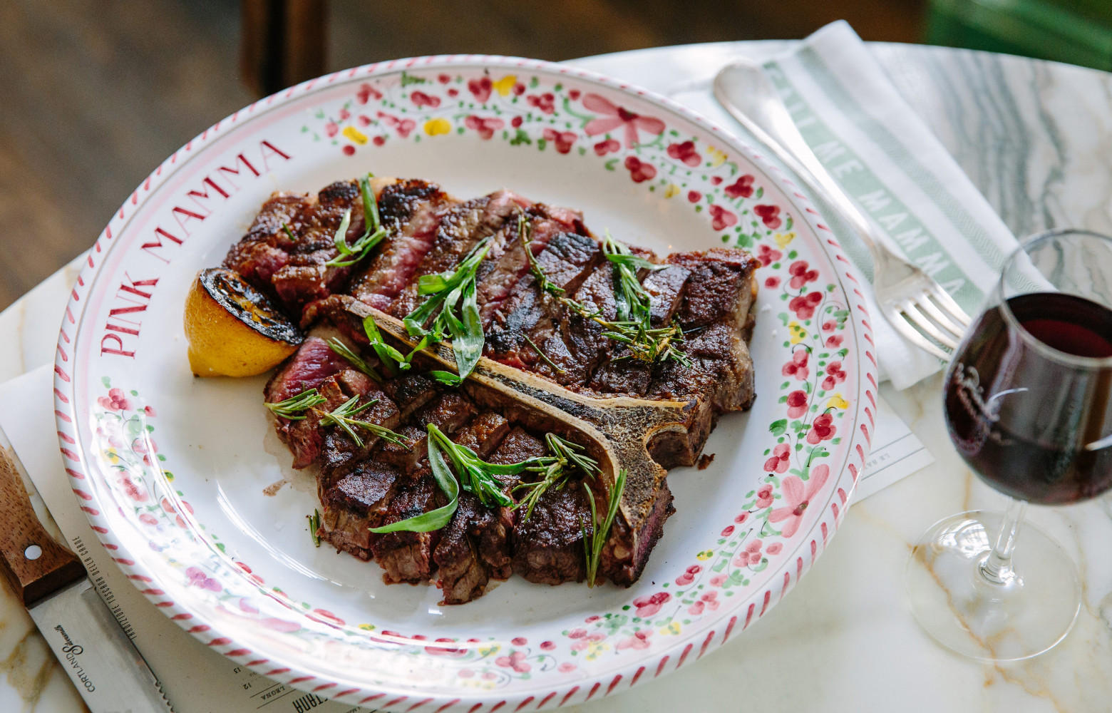 Le bistecca alla fiorentina, un t-bone steak cuit selon la tradition toscane, est le plat signature du...