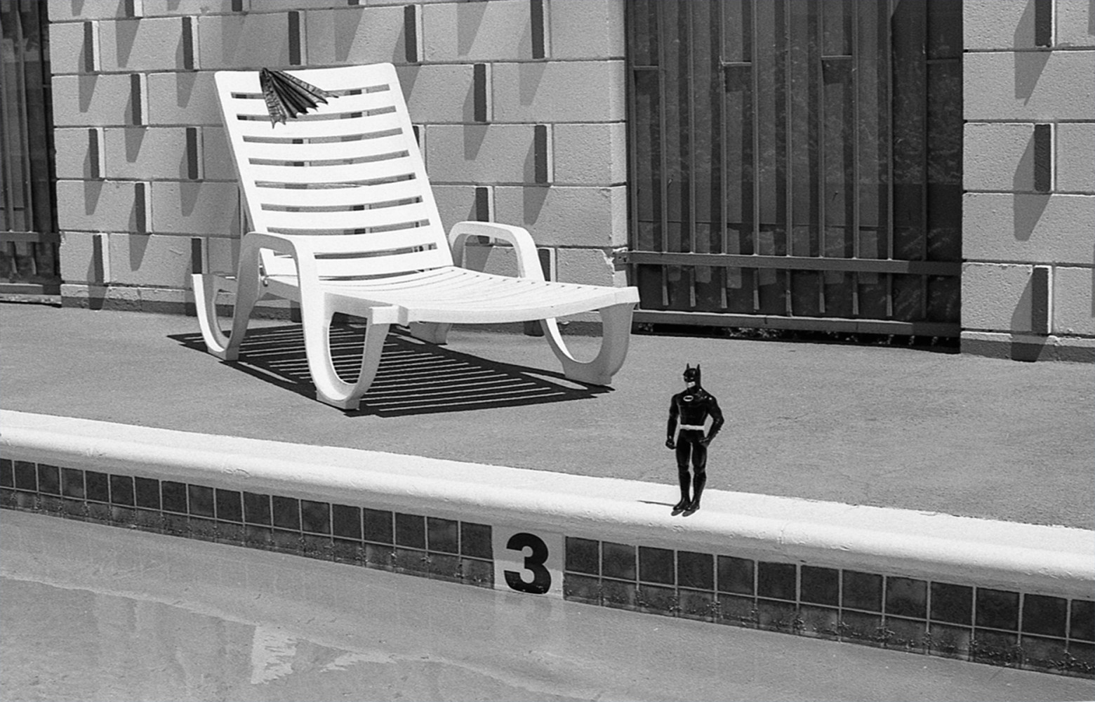 Rémi Noël, A Smaller Splash. Rémi Noël dissimule les super-héros dans des scènes de la vie quotidienne.