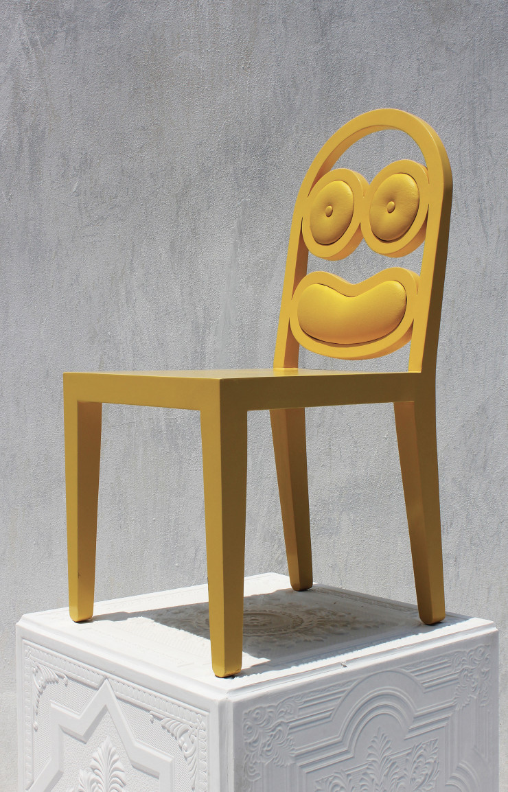 Jaune flashy et formes arrondies : la fantaisie est au rendez-vous de ces chaises qui conservent une élégante modernité.