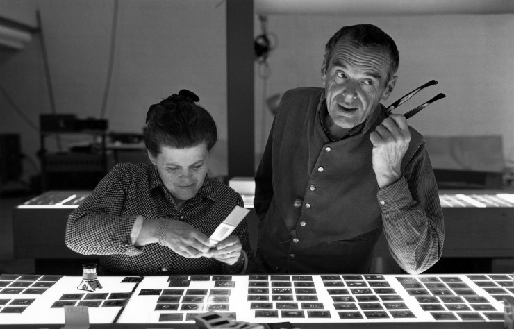 Plus que des meubles, Ray et Charles Eames ont créé un univers foisonnant qui s’étend du cinéma au graphisme.