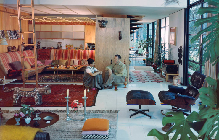 Charles et Ray Eames dans le salon de la Eames House en 1958