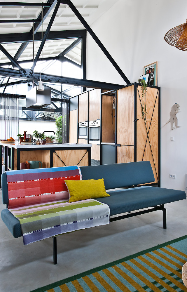 Pour mettre en valeur les couleurs de leur appartement-studio, les propriétaires ont favorisé les ouvertures afin de...