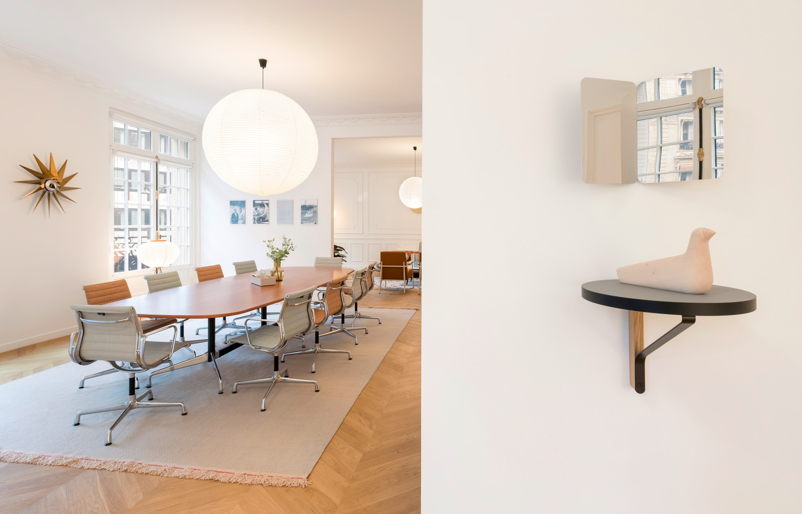 Dans la partie à manger du double séjour, les chaises Aluminium Group entourent la table Segmented (le...