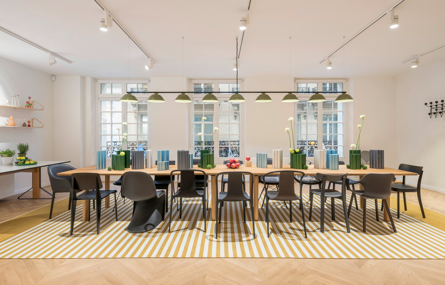 Cette grande salle de réunion fait aussi office de chaisier où sont réunis quelques-uns des best-sellers de...