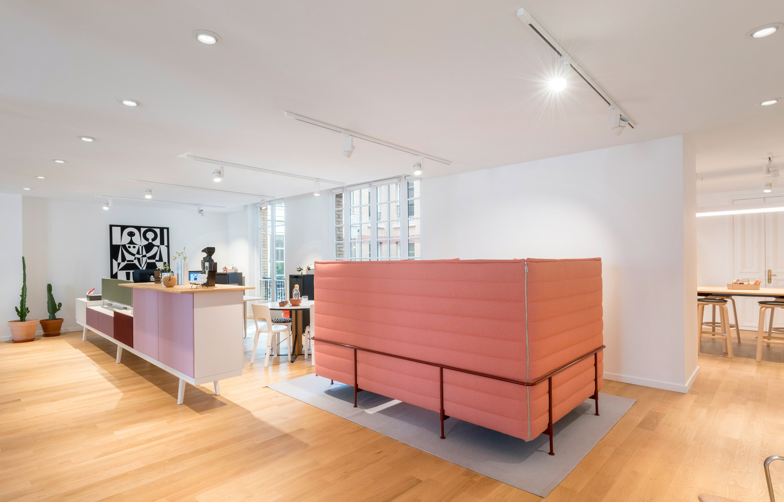 Pour plus d'intimité, les bureaux sont équipés des canapés Alcove des Bouroullec.