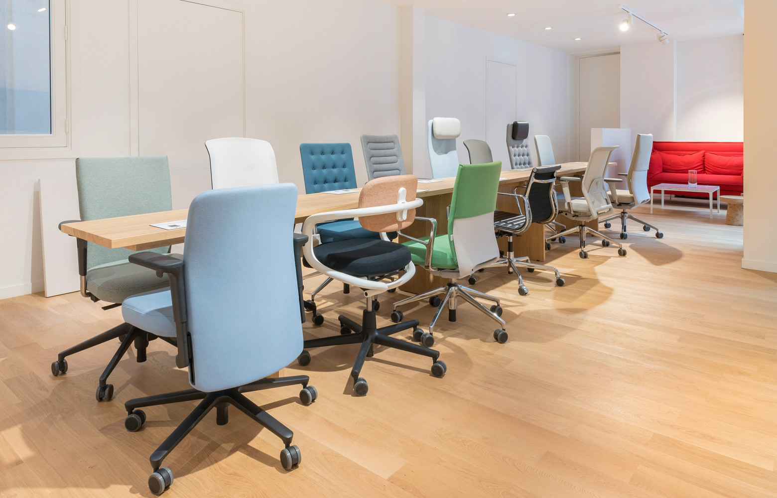 Vitra est aussi un spécialiste du mobilier de bureau. Dans son QG, il a réuni ses fauteuils...