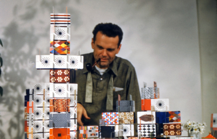 Charles Eames en train de jouer avec son jeu de cartes conçu pour construire des chateaux.
