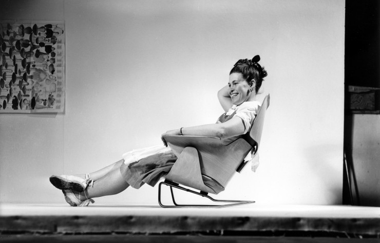 Ray Eames dans un prototype de Lounge Chair créée par le couple.