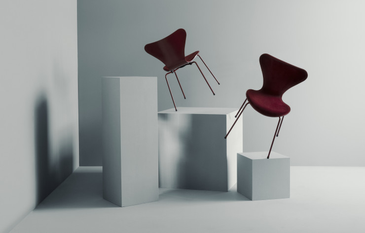 Cet automne, pour coller aux tendances, la chaise Serie 7 d’Arne Jacobsen (Fritz Hansen) se pare de velours…