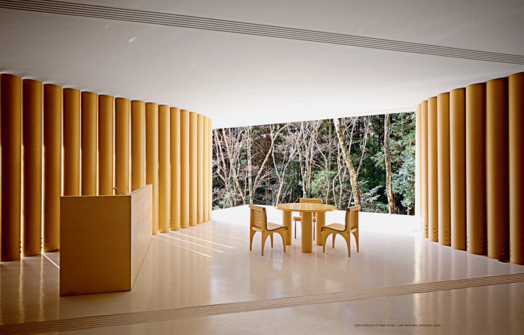 Aux abords du lac Yamanaka, chaque meuble résonne avec les structures en carton de la Paper House, réalisée par l’architecte entre 1993 et 1995.