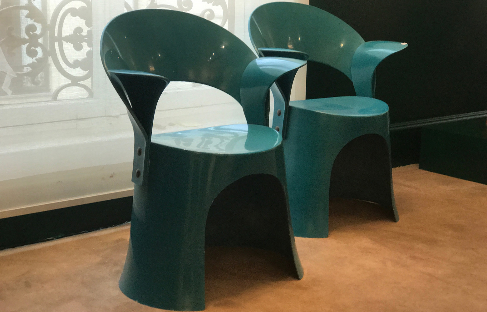 Fabriqués en fibre de verre bleue, les fauteuils OD5301 de Nanna Ditzel (1969) font figure d'ovnis dans...