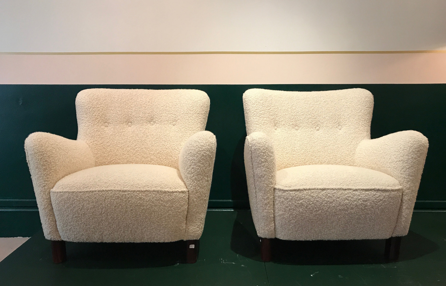 La paire de fauteuils 1669 de Fritz Hansen (vers 1940) est mise en valeur par la composition...