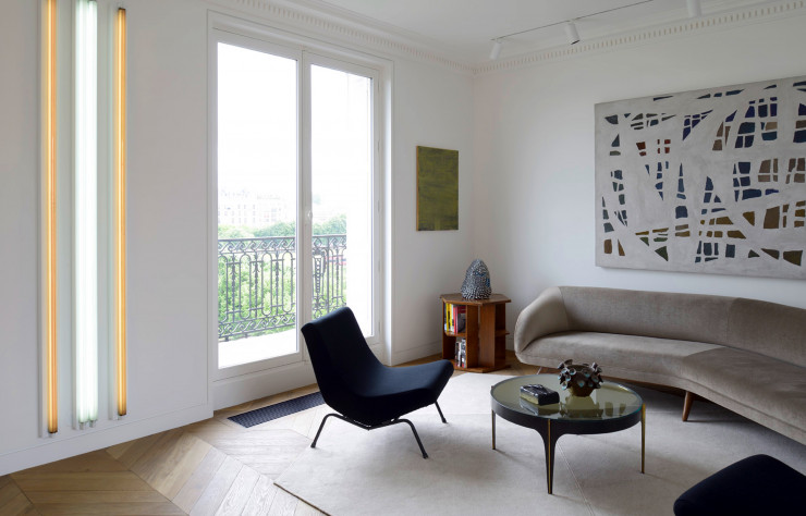 Pour ce projet résidentiel de 200 m2 aux Invalides, l’archi d’intérieur a associé art contemporain et mobilier de collection.