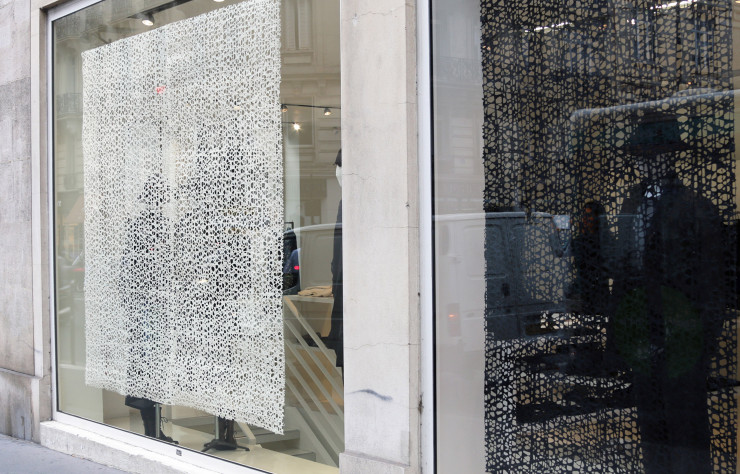 Les vitrines de la boutique Yohji Yamamoto rhabillée de papier washi.