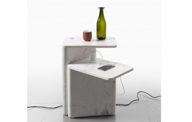 Le marbre du modèle Power (Van Den Weghe) confère à cette table d’appoint une esthétique singulière… et des prises électriques !