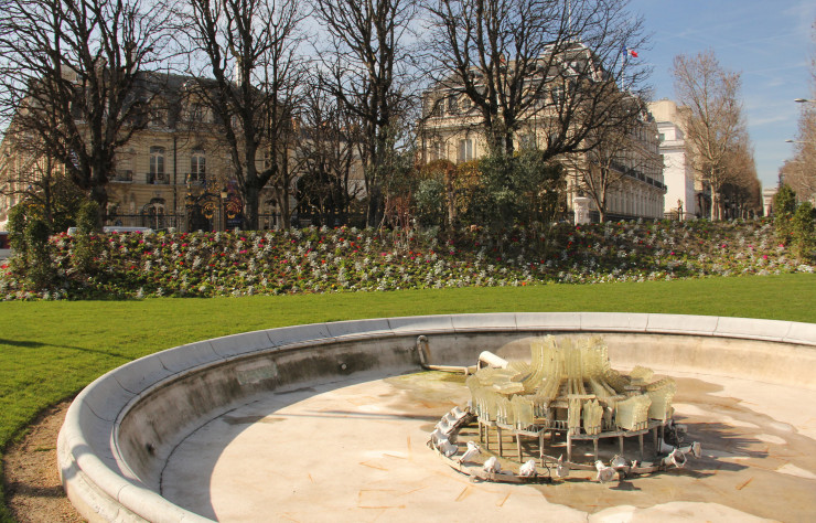 Le rond-point des Champ-Elysées et ce qui reste des fontaines après les commémorations du 12 juillet 1998…
