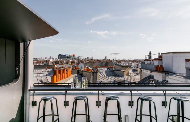Belvédère à 360°, le bar en rooftop, de par sa taille modeste, est prioritairement réservé aux résidents de l’hôtel.