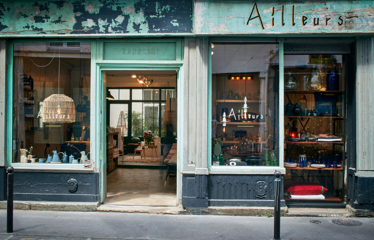 La vitrine accueillante de la boutique Ailleurs située dans une petite rue qui borde le faubourg Saint-Antoine.