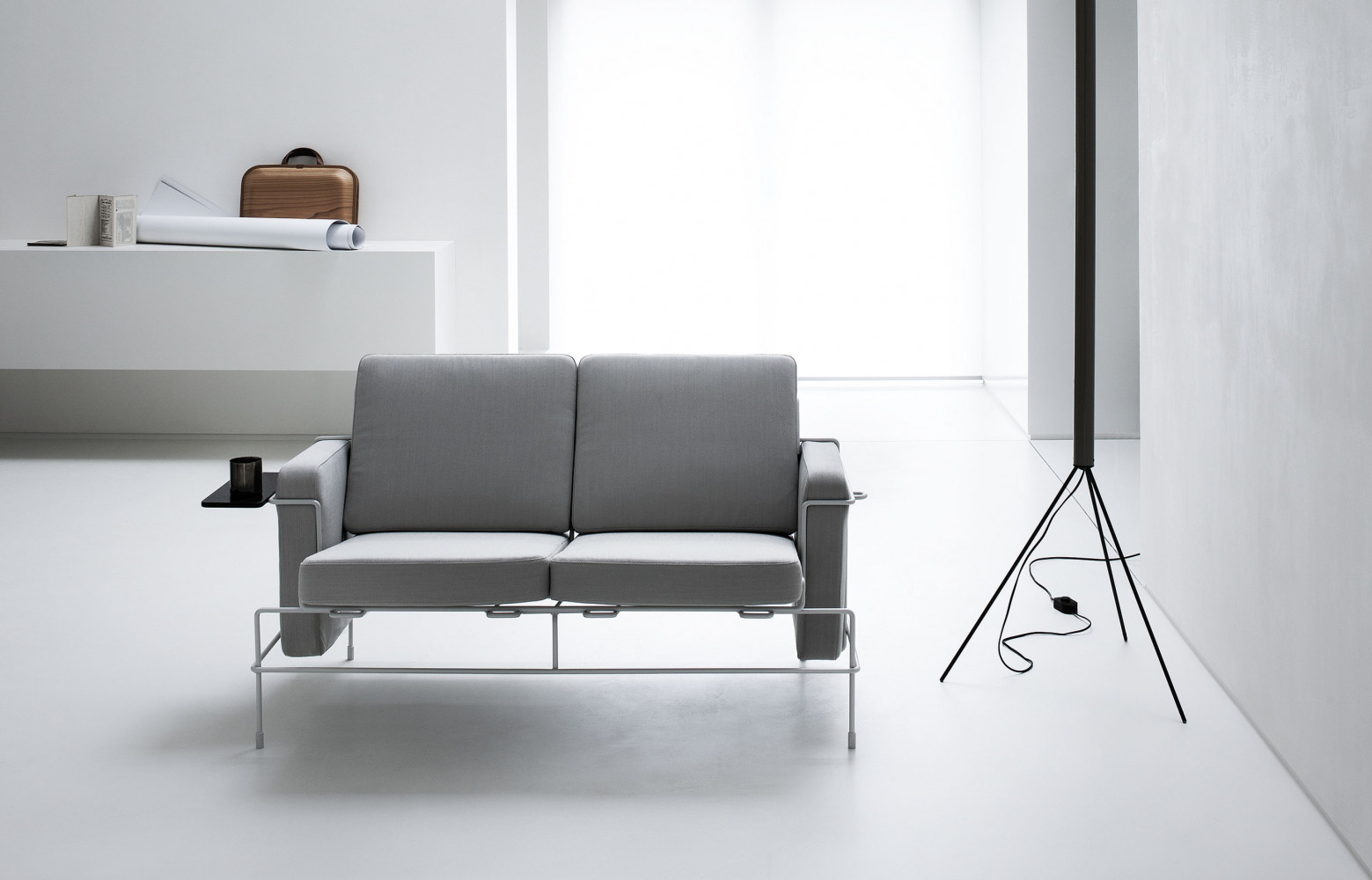 Traffic, design Konstantin Grcic, version deux places recouverte de tissu Kvadrat, à partir de 2 760 €...